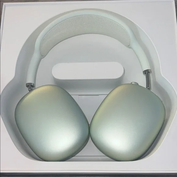 Apple Airpods Max in Green - Picture 2 of 4